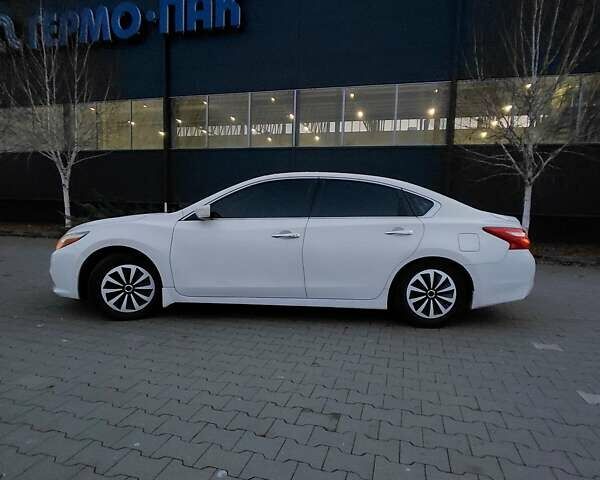 Белый Ниссан Альтима, объемом двигателя 2.49 л и пробегом 132 тыс. км за 12999 $, фото 2 на Automoto.ua