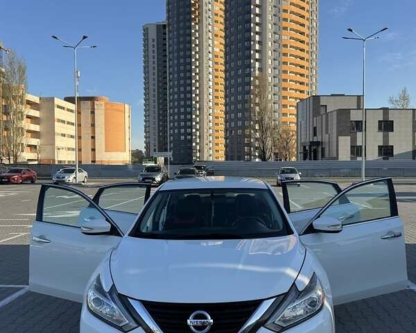 Белый Ниссан Альтима, объемом двигателя 2.49 л и пробегом 178 тыс. км за 12500 $, фото 4 на Automoto.ua