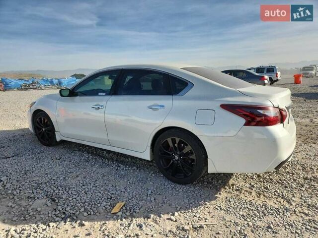 Білий Ніссан Альтіма, об'ємом двигуна 2.49 л та пробігом 164 тис. км за 1600 $, фото 2 на Automoto.ua