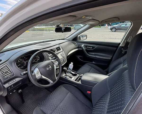 Белый Ниссан Альтима, объемом двигателя 2.49 л и пробегом 154 тыс. км за 10500 $, фото 9 на Automoto.ua