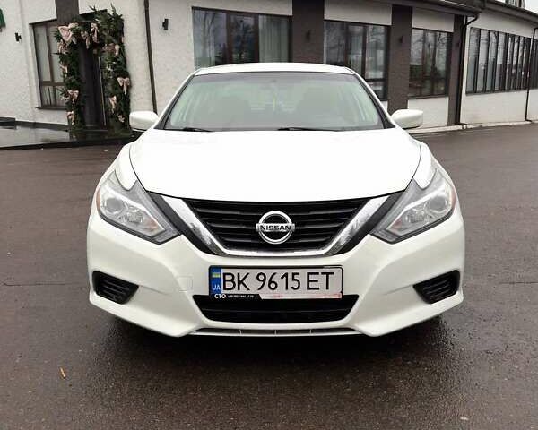 Белый Ниссан Альтима, объемом двигателя 2.49 л и пробегом 181 тыс. км за 12500 $, фото 3 на Automoto.ua