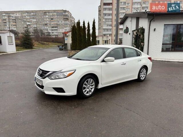 Белый Ниссан Альтима, объемом двигателя 2.49 л и пробегом 181 тыс. км за 12500 $, фото 1 на Automoto.ua