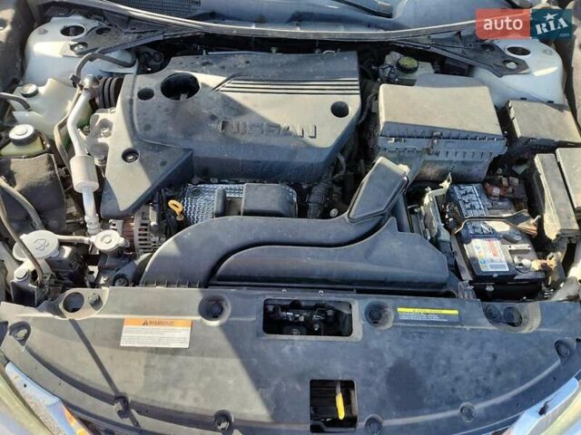 Білий Ніссан Альтіма, об'ємом двигуна 2.49 л та пробігом 164 тис. км за 1600 $, фото 10 на Automoto.ua