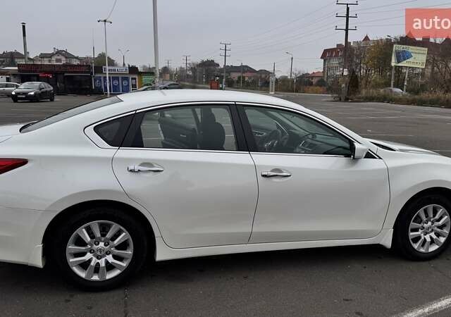 Белый Ниссан Альтима, объемом двигателя 2.5 л и пробегом 75 тыс. км за 11999 $, фото 4 на Automoto.ua