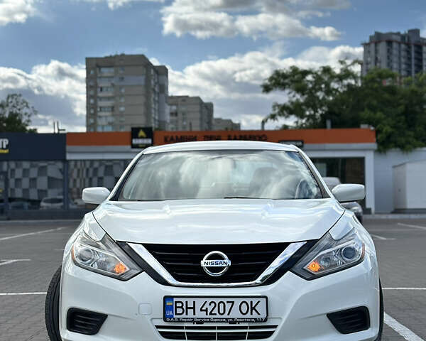 Белый Ниссан Альтима, объемом двигателя 2.49 л и пробегом 154 тыс. км за 10500 $, фото 1 на Automoto.ua