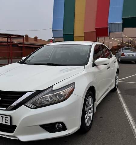 Белый Ниссан Альтима, объемом двигателя 2.5 л и пробегом 75 тыс. км за 11999 $, фото 2 на Automoto.ua