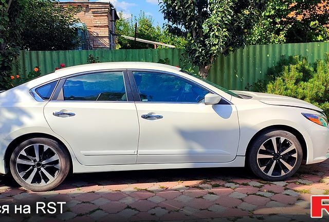 Білий Ніссан Альтіма, об'ємом двигуна 2.5 л та пробігом 85 тис. км за 14000 $, фото 3 на Automoto.ua