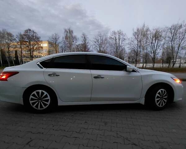 Белый Ниссан Альтима, объемом двигателя 2.49 л и пробегом 132 тыс. км за 12999 $, фото 3 на Automoto.ua