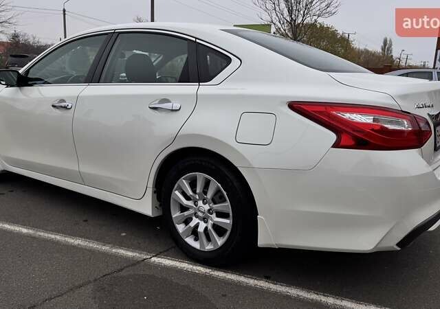 Белый Ниссан Альтима, объемом двигателя 2.5 л и пробегом 75 тыс. км за 11999 $, фото 5 на Automoto.ua