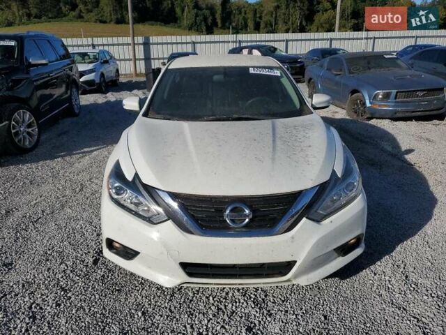 Белый Ниссан Альтима, объемом двигателя 2.49 л и пробегом 153 тыс. км за 1800 $, фото 4 на Automoto.ua