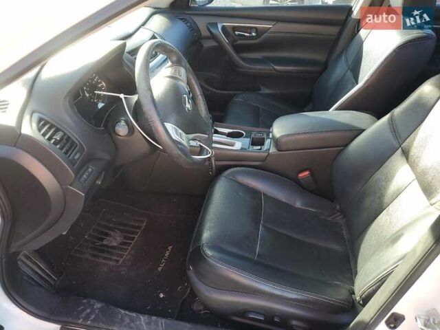 Белый Ниссан Альтима, объемом двигателя 2.49 л и пробегом 153 тыс. км за 1800 $, фото 7 на Automoto.ua