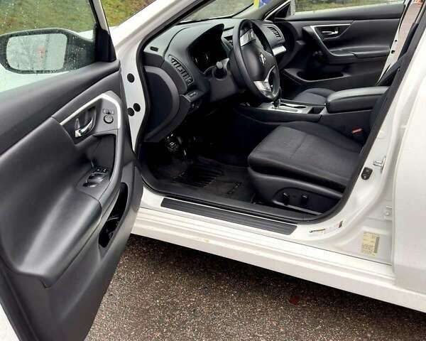 Белый Ниссан Альтима, объемом двигателя 2.49 л и пробегом 181 тыс. км за 12500 $, фото 11 на Automoto.ua