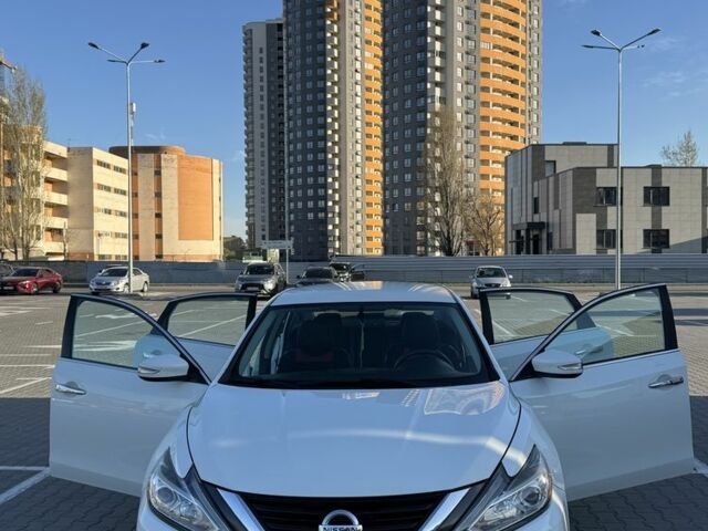 Білий Ніссан Альтіма, об'ємом двигуна 2.5 л та пробігом 160 тис. км за 11700 $, фото 4 на Automoto.ua