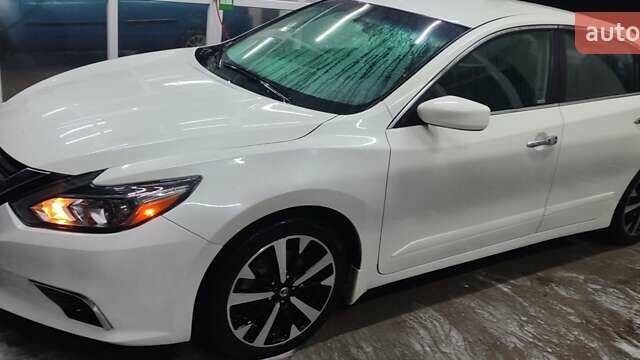 Белый Ниссан Альтима, объемом двигателя 2.49 л и пробегом 90 тыс. км за 14000 $, фото 7 на Automoto.ua