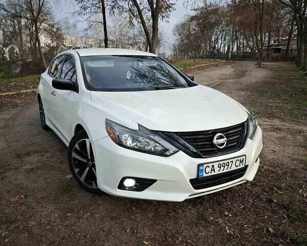Білий Ніссан Альтіма, об'ємом двигуна 2.49 л та пробігом 151 тис. км за 12000 $, фото 1 на Automoto.ua