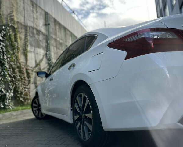 Белый Ниссан Альтима, объемом двигателя 2.49 л и пробегом 156 тыс. км за 10299 $, фото 8 на Automoto.ua