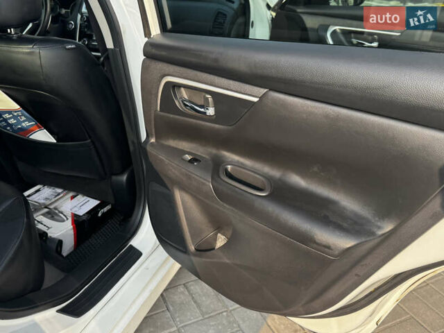 Белый Ниссан Альтима, объемом двигателя 2.5 л и пробегом 133 тыс. км за 11000 $, фото 17 на Automoto.ua