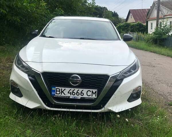 Белый Ниссан Альтима, объемом двигателя 2.49 л и пробегом 70 тыс. км за 17900 $, фото 3 на Automoto.ua