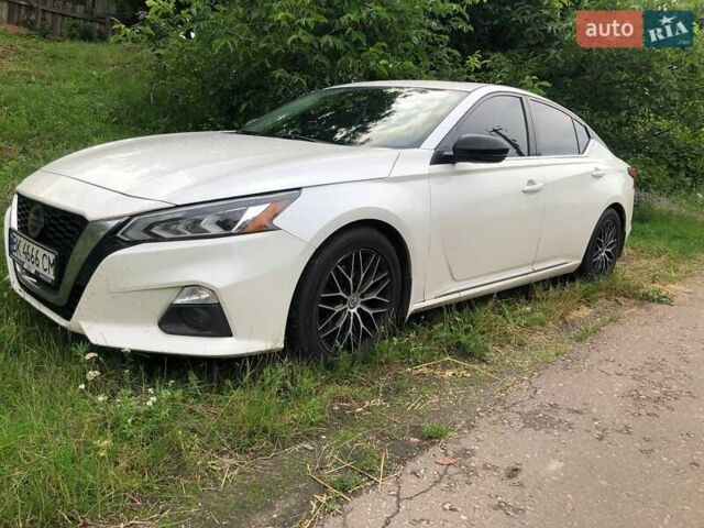 Белый Ниссан Альтима, объемом двигателя 2.49 л и пробегом 70 тыс. км за 17900 $, фото 2 на Automoto.ua