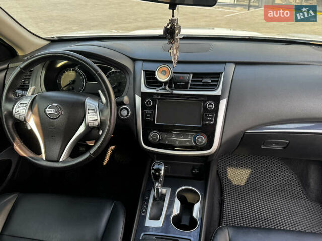 Белый Ниссан Альтима, объемом двигателя 2.5 л и пробегом 133 тыс. км за 11000 $, фото 19 на Automoto.ua