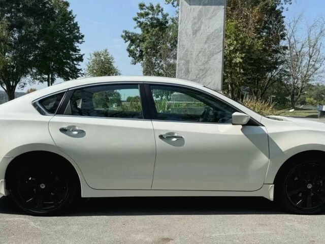 Белый Ниссан Альтима, объемом двигателя 2.5 л и пробегом 49 тыс. км за 7000 $, фото 7 на Automoto.ua