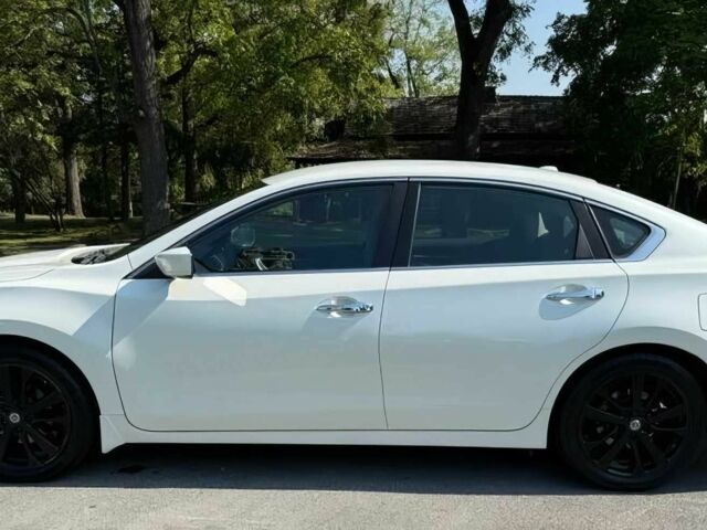 Белый Ниссан Альтима, объемом двигателя 2.5 л и пробегом 49 тыс. км за 7000 $, фото 3 на Automoto.ua