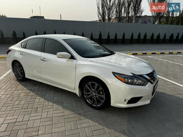 Белый Ниссан Альтима, объемом двигателя 2.5 л и пробегом 133 тыс. км за 11000 $, фото 4 на Automoto.ua