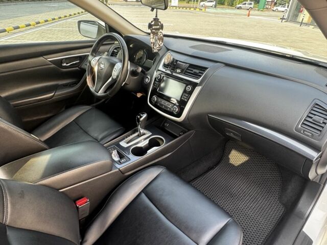 Белый Ниссан Альтима, объемом двигателя 2.5 л и пробегом 133 тыс. км за 11000 $, фото 5 на Automoto.ua