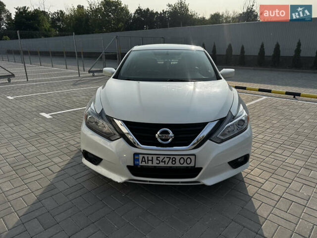 Белый Ниссан Альтима, объемом двигателя 2.5 л и пробегом 133 тыс. км за 11000 $, фото 2 на Automoto.ua