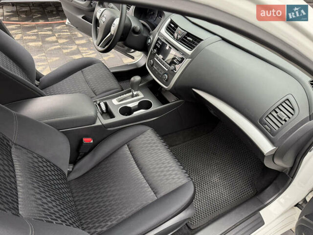 Білий Ніссан Альтіма, об'ємом двигуна 2.49 л та пробігом 87 тис. км за 10300 $, фото 5 на Automoto.ua