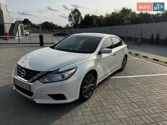 Белый Ниссан Альтима, объемом двигателя 2.5 л и пробегом 133 тыс. км за 11000 $, фото 1 на Automoto.ua