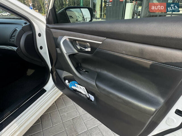 Белый Ниссан Альтима, объемом двигателя 2.5 л и пробегом 133 тыс. км за 11000 $, фото 14 на Automoto.ua