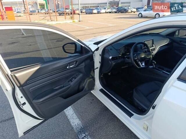 Белый Ниссан Альтима, объемом двигателя 2.5 л и пробегом 173 тыс. км за 13800 $, фото 5 на Automoto.ua