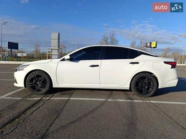 Белый Ниссан Альтима, объемом двигателя 2.5 л и пробегом 173 тыс. км за 13800 $, фото 2 на Automoto.ua