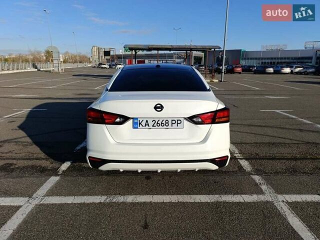 Білий Ніссан Альтіма, об'ємом двигуна 2.5 л та пробігом 174 тис. км за 12900 $, фото 1 на Automoto.ua