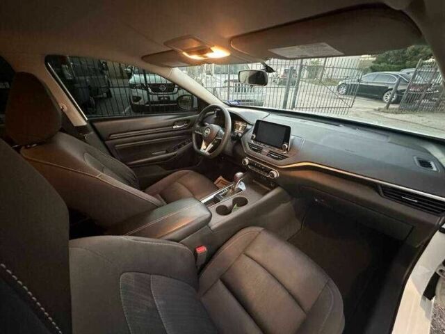 Белый Ниссан Альтима, объемом двигателя 2.5 л и пробегом 43 тыс. км за 3800 $, фото 7 на Automoto.ua