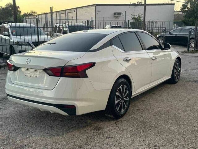 Белый Ниссан Альтима, объемом двигателя 2.5 л и пробегом 43 тыс. км за 3800 $, фото 2 на Automoto.ua