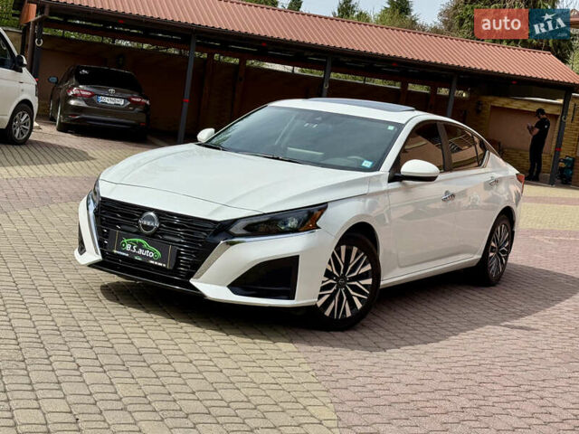 Белый Ниссан Альтима, объемом двигателя 2.5 л и пробегом 4 тыс. км за 24900 $, фото 1 на Automoto.ua