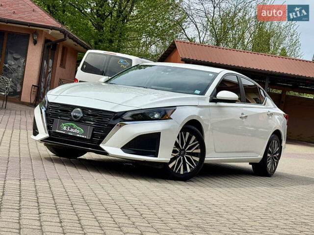 Белый Ниссан Альтима, объемом двигателя 2.5 л и пробегом 4 тыс. км за 24900 $, фото 2 на Automoto.ua