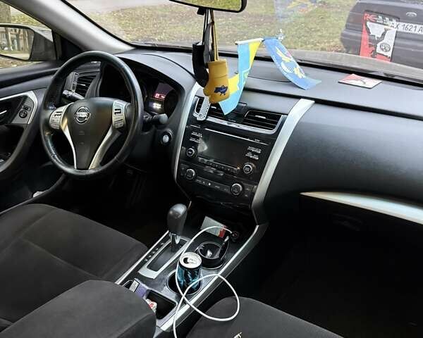 Черный Ниссан Альтима, объемом двигателя 2.5 л и пробегом 100 тыс. км за 10000 $, фото 5 на Automoto.ua