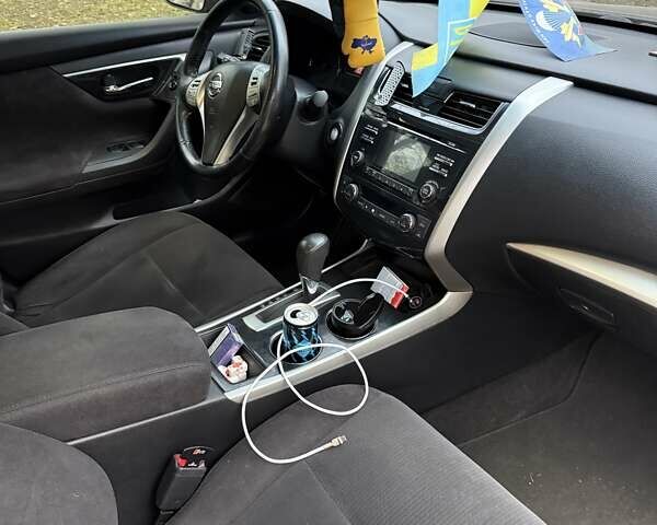 Черный Ниссан Альтима, объемом двигателя 2.5 л и пробегом 100 тыс. км за 10000 $, фото 2 на Automoto.ua