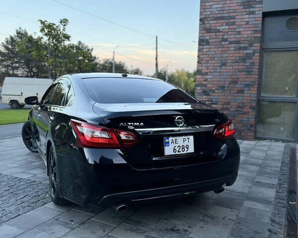 Черный Ниссан Альтима, объемом двигателя 2.49 л и пробегом 226 тыс. км за 10800 $, фото 5 на Automoto.ua
