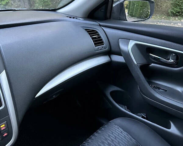 Черный Ниссан Альтима, объемом двигателя 2.49 л и пробегом 200 тыс. км за 10500 $, фото 6 на Automoto.ua