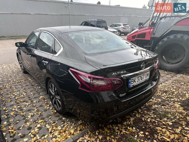 Черный Ниссан Альтима, объемом двигателя 2.49 л и пробегом 171 тыс. км за 8888 $, фото 1 на Automoto.ua