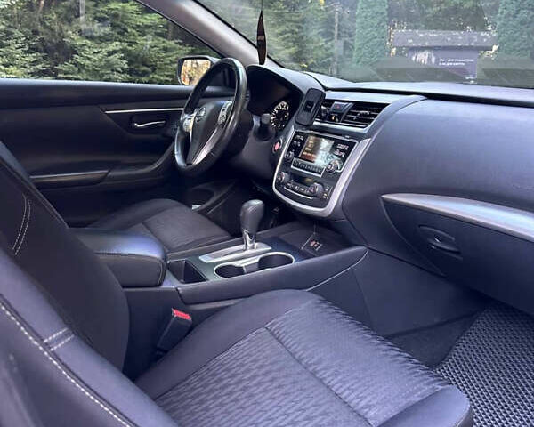 Черный Ниссан Альтима, объемом двигателя 2.49 л и пробегом 200 тыс. км за 10500 $, фото 8 на Automoto.ua