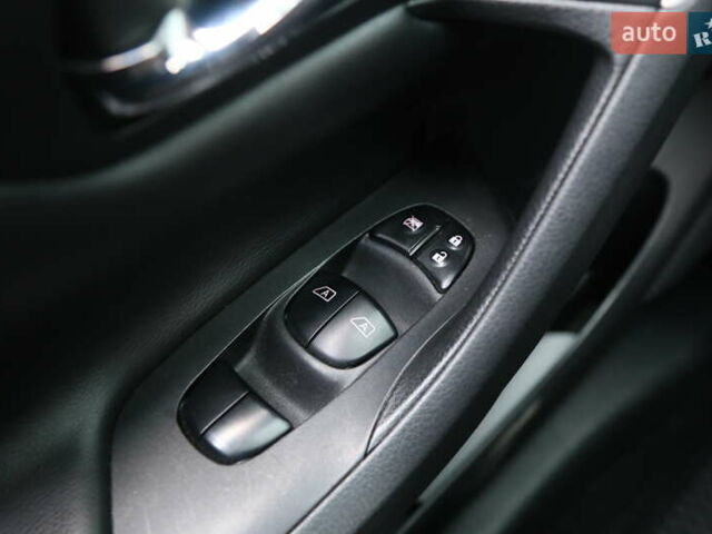 Ниссан Альтима 2016 в Киеве на Automoto.ua Красный Ниссан Альтима, объемом двигателя 2.49 л и пробегом 88 тыс. км за 11500 $, фото 24 на Automoto.ua