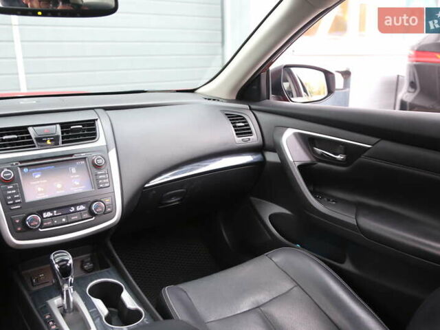 Ниссан Альтима 2016 в Киеве на Automoto.ua Красный Ниссан Альтима, объемом двигателя 2.49 л и пробегом 88 тыс. км за 11500 $, фото 14 на Automoto.ua