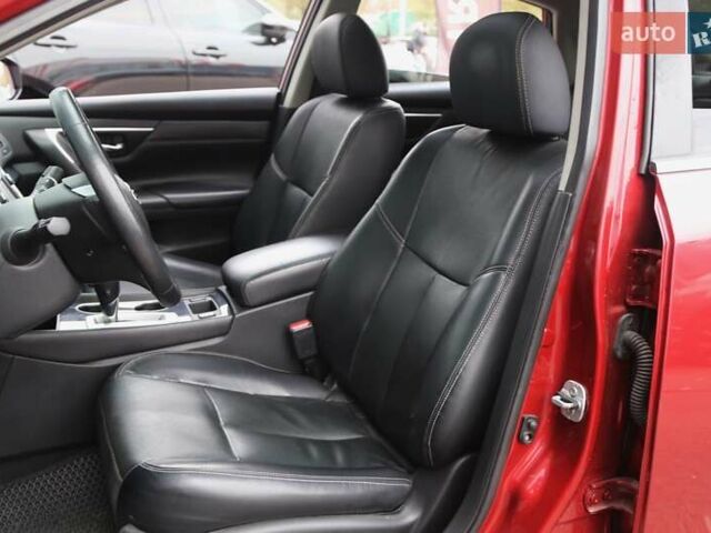 Ниссан Альтима 2016 в Киеве на Automoto.ua Красный Ниссан Альтима, объемом двигателя 2.49 л и пробегом 88 тыс. км за 11500 $, фото 8 на Automoto.ua