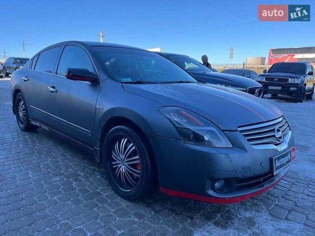 Серый Ниссан Альтима, объемом двигателя 2.5 л и пробегом 240 тыс. км за 5490 $, фото 2 на Automoto.ua