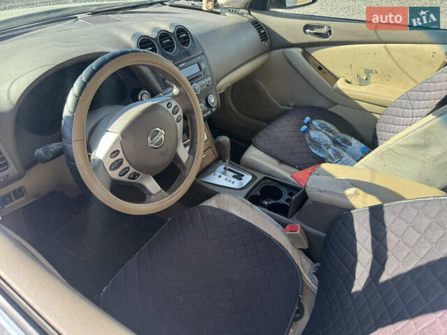 Серый Ниссан Альтима, объемом двигателя 2.49 л и пробегом 300 тыс. км за 2400 $, фото 6 на Automoto.ua